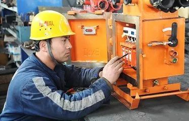 安全警鐘長(zhǎng)鳴 電路檢修存風(fēng)險(xiǎn)，專(zhuān)業(yè)電工亦須防“觸電”